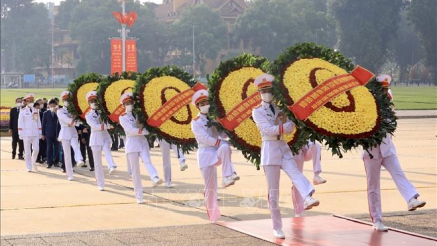 Party, State leaders pay tribute to late President Ho Chi Minh